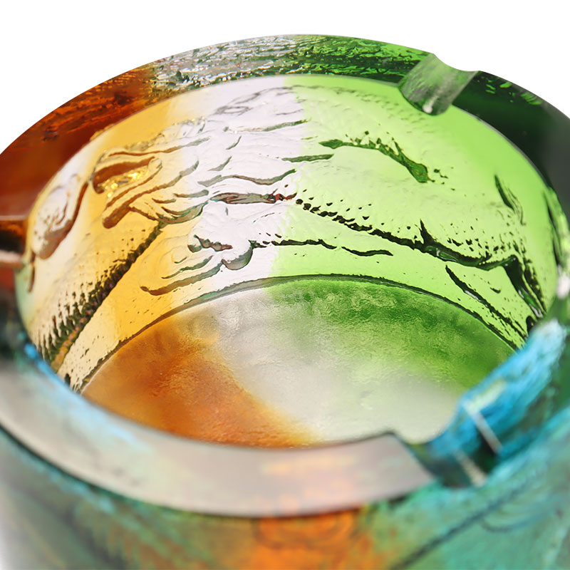 luaithreadán gloine le patrún dragan lasmuigh den fharraige