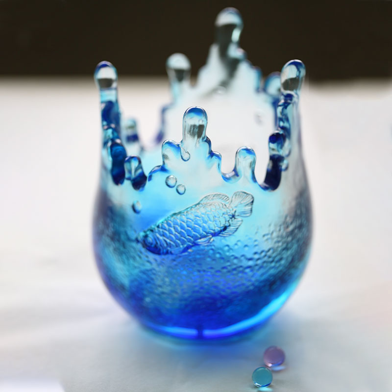 Ornáidí earraí gloine gorm greanta le patrúin éisc