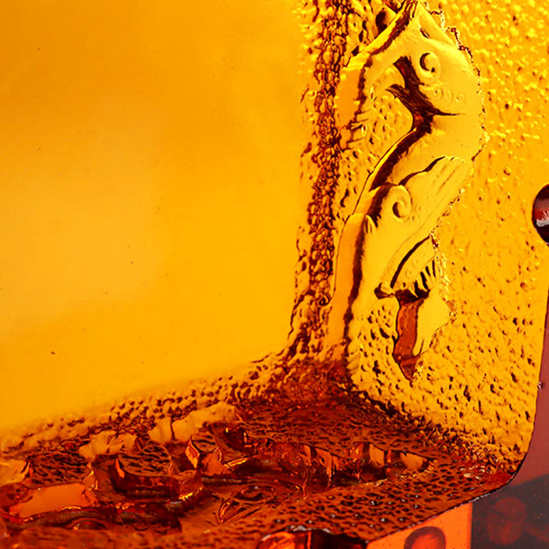 luaithreadán gloine dearg le patrúin ainmhithe cabhraithe fíorálainn