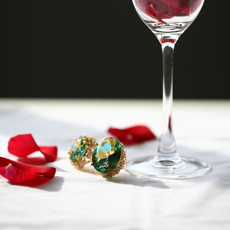 Fáinní gloine glasa le pillíní cluaise órga