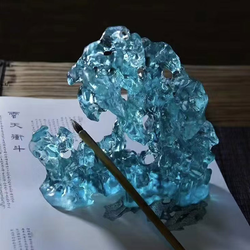 Ornáidí gloine daite gorm i gcruth carraige