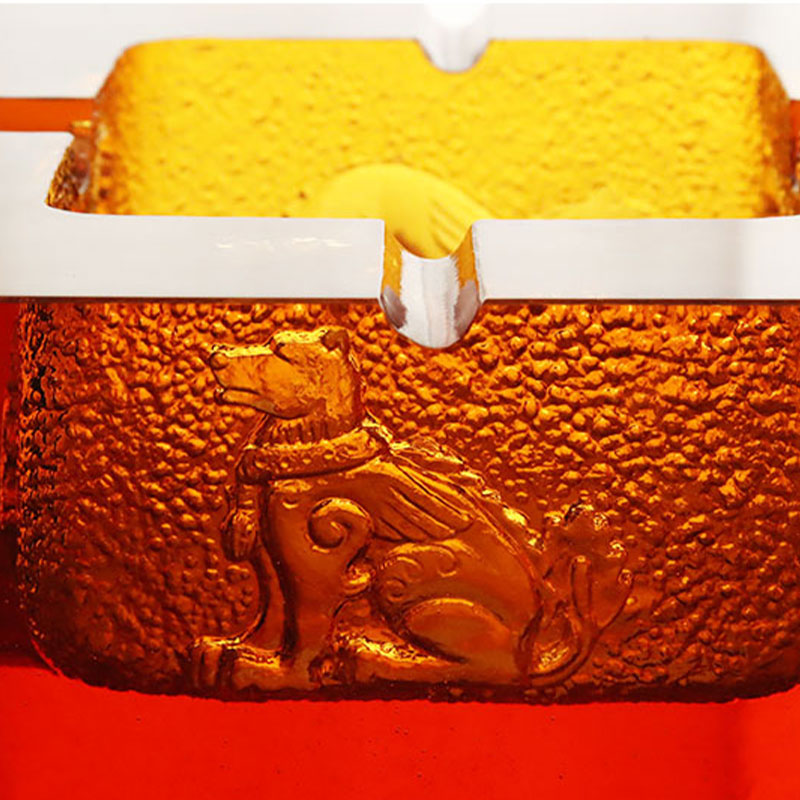 luaithreadán gloine dearg le patrúin ainmhithe cabhraithe fíorálainn