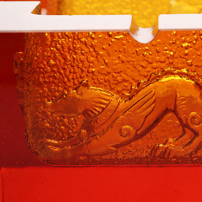 luaithreadán gloine dearg le patrúin ainmhithe cabhraithe fíorálainn