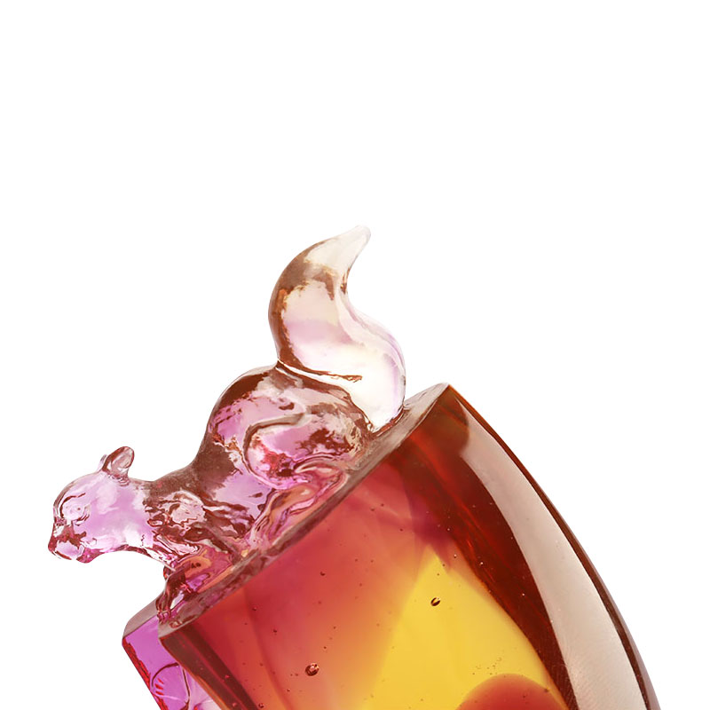 Coinnleoir glaze daite corcra