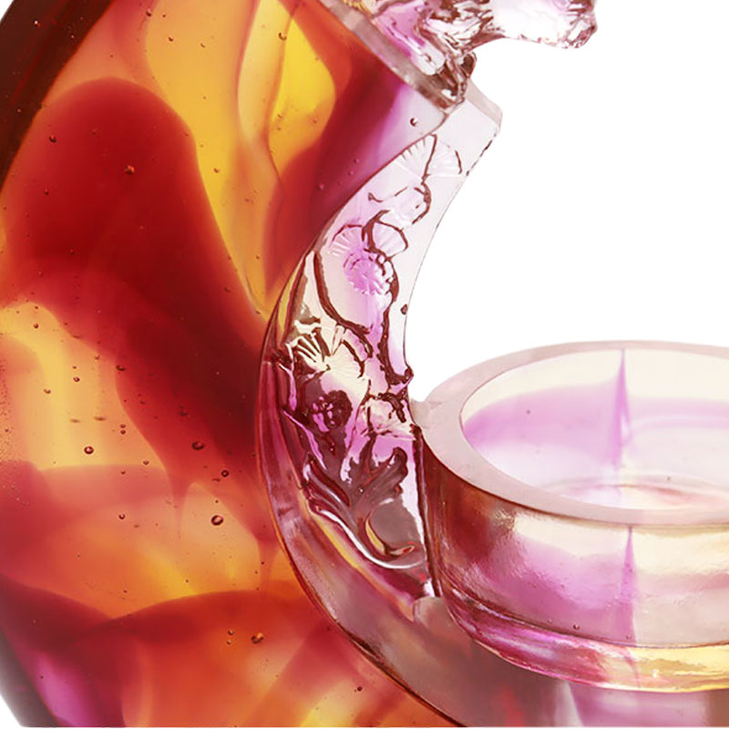 Coinnleoir glaze daite corcra