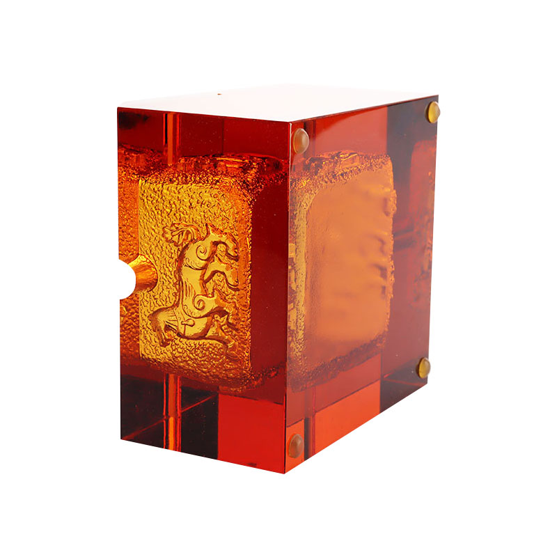 luaithreadán gloine dearg le patrúin ainmhithe cabhraithe fíorálainn