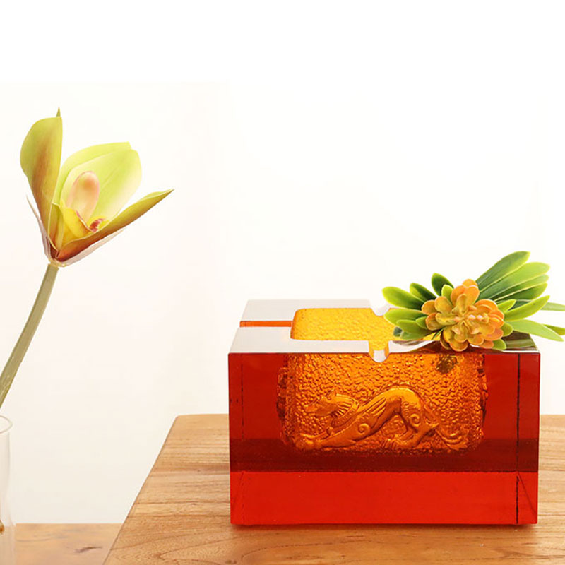 luaithreadán gloine dearg le patrúin ainmhithe cabhraithe fíorálainn