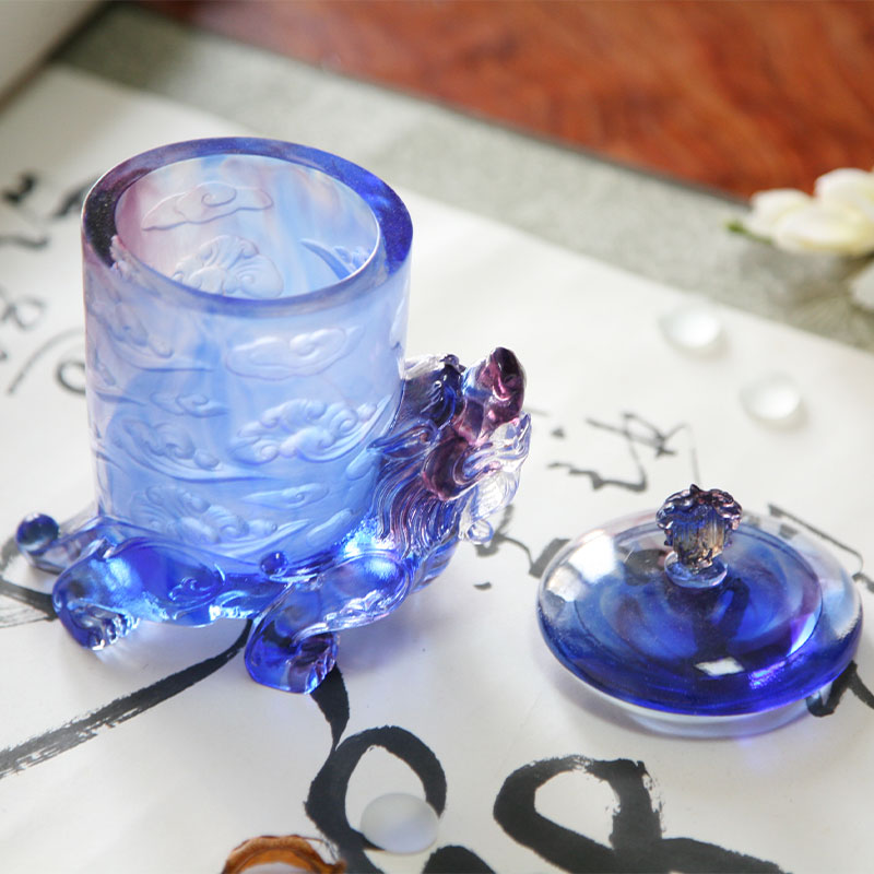 Cupán criostail gloine gorm le clúdach, bonn beithíoch miotasach