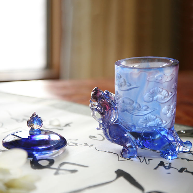 Cupán criostail gloine gorm le clúdach, bonn beithíoch miotasach