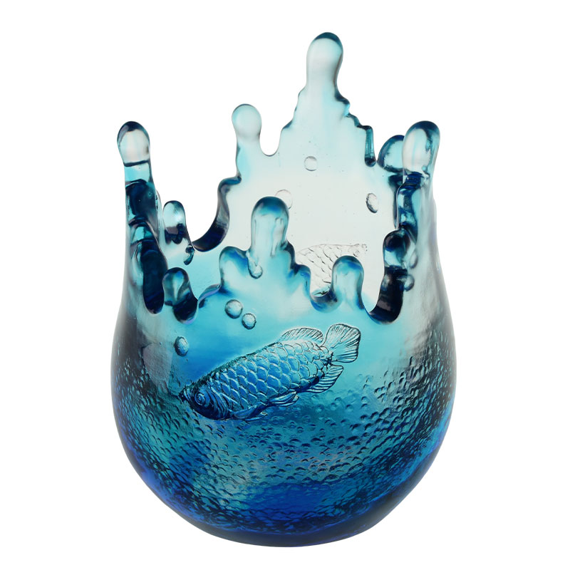 Ornáidí earraí gloine gorm greanta le patrúin éisc